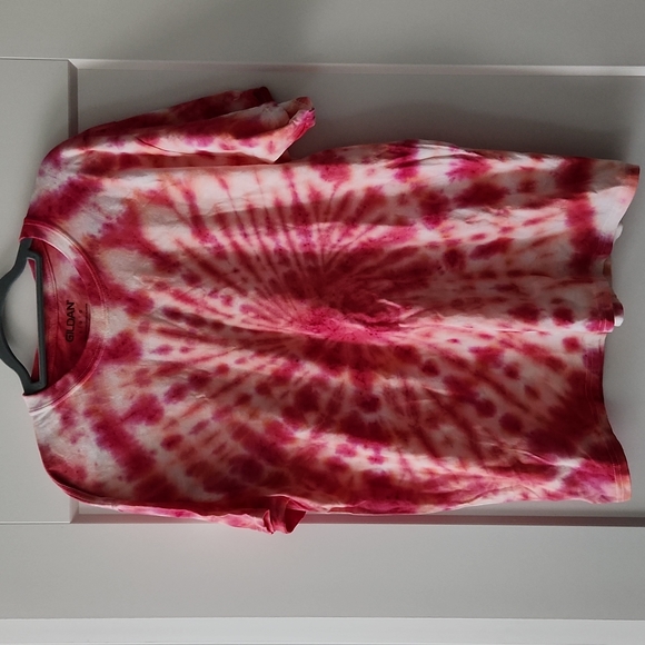 Gildan Tops - T shirt